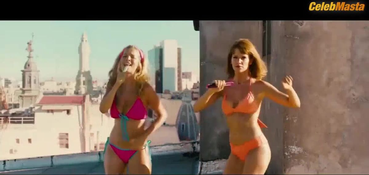Luisana Lopilato nude/sexy scene in Las Insoladas