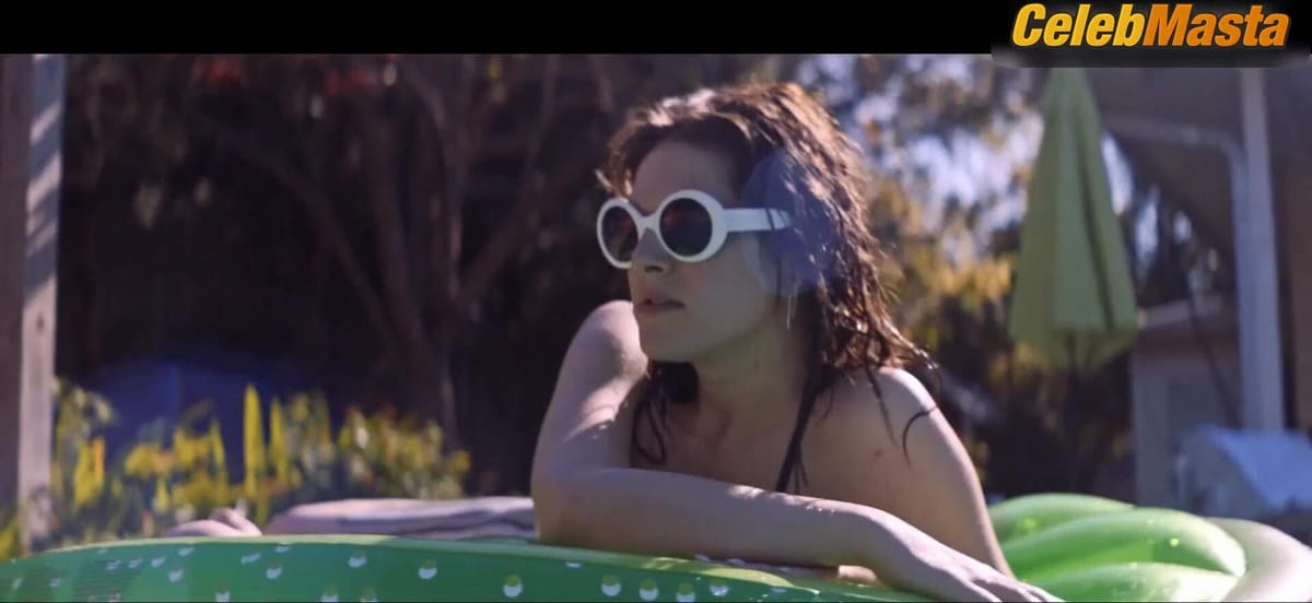 Abra, Hari Nef, Odessa Young nude/sexy scene in Assassination Nation