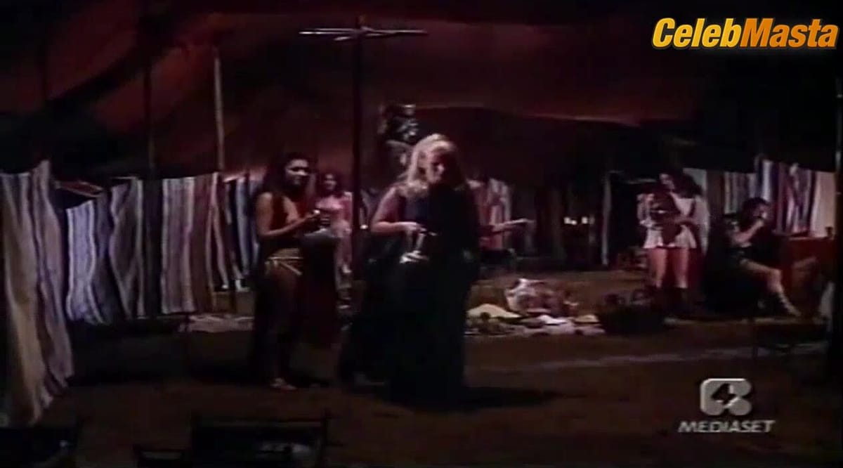 Malisa Longo in Le guerriere dal seno nudo