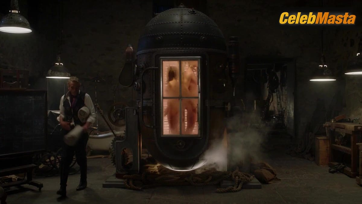 Sara Vickers nude/sexy scene in Watchmen