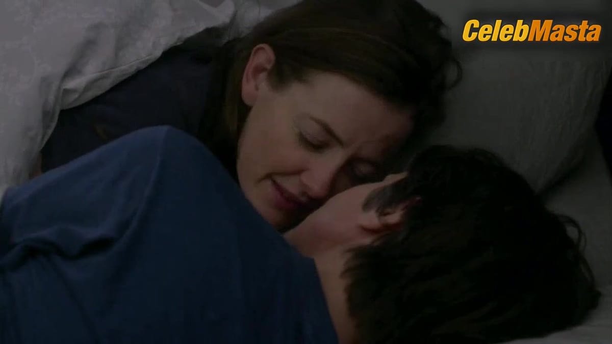 Stephanie Allynne, Tig Notaro nude/sexy scene in One Mississippi