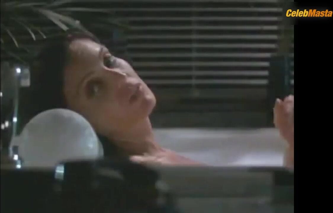 Tracy Scoggins in Dead On