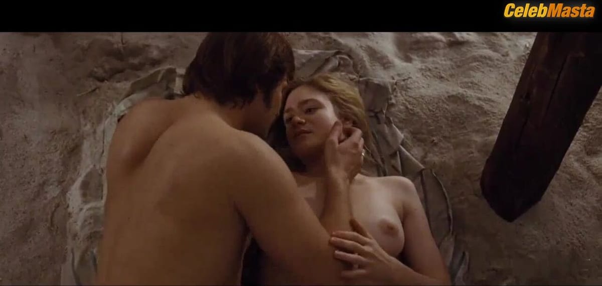 Julia Jentsch nude/sexy scene in Effi Briest