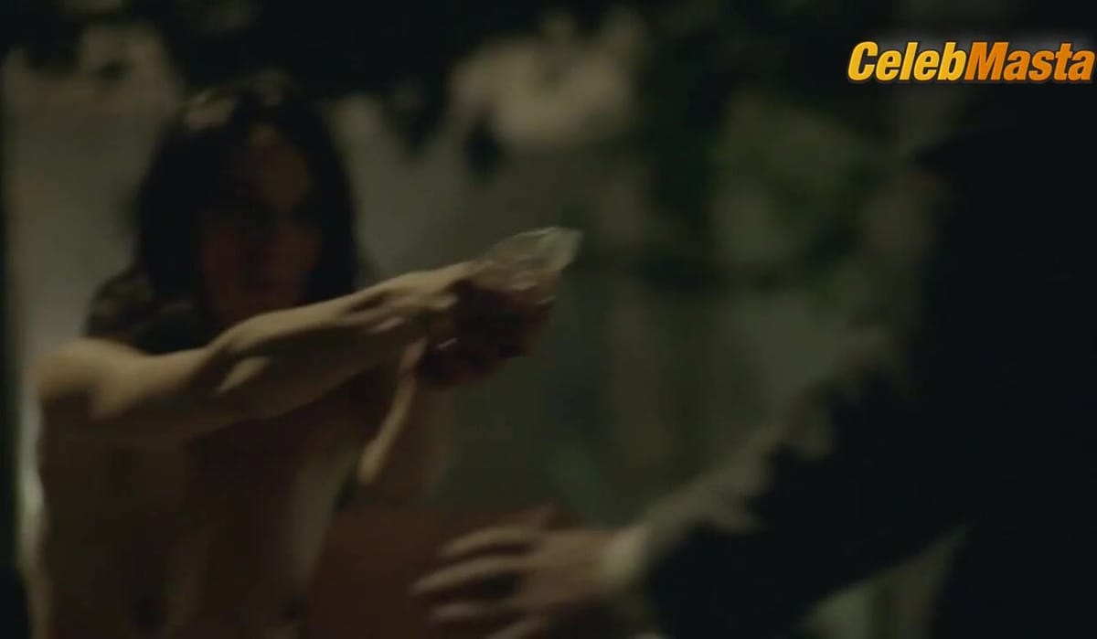 Ariadna Gil in Aqui En La Tierra (2018)