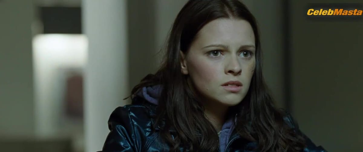 Jennifer Ulrich, Julia Dietze in 205 - Zimmer Der Angst