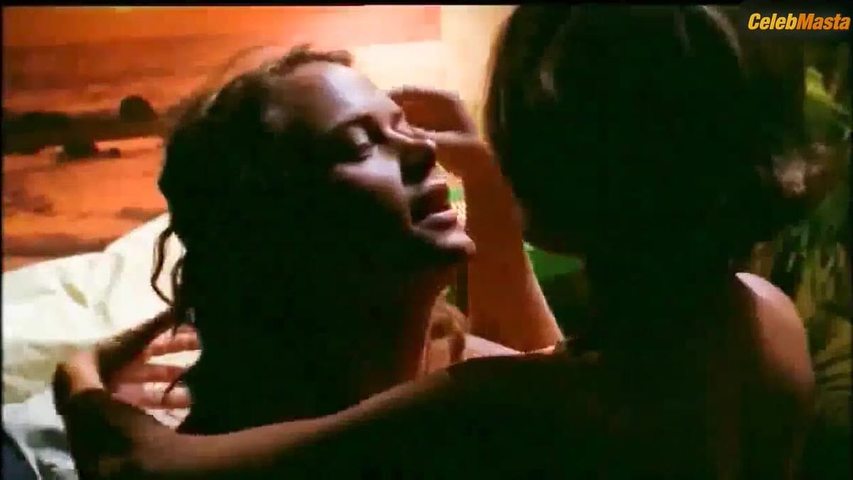 Gigi Edgley in The Secret Life Of Us (2001)