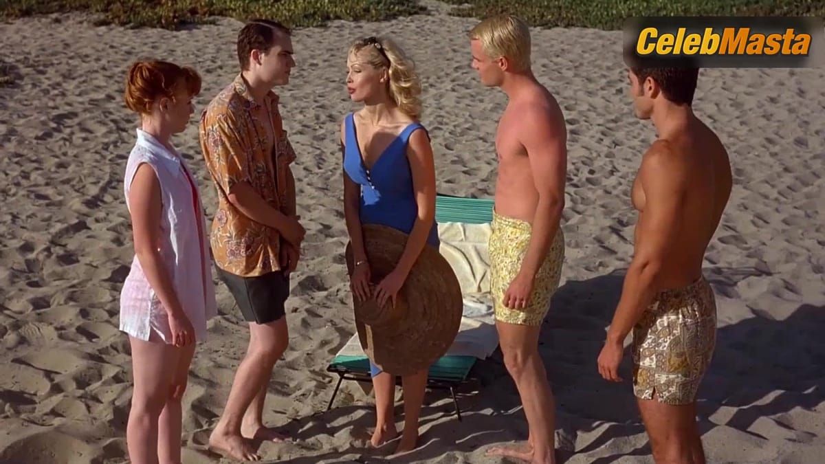 Kimberley Davies in Psycho Beach Party (2000)