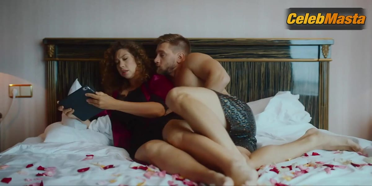 Alina Alekseeva nude/sexy scene in Ostatsya Druzyami