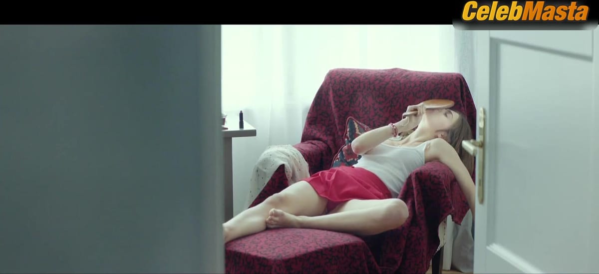 Mala Emde nude/sexy scene in Wir Toten Stella