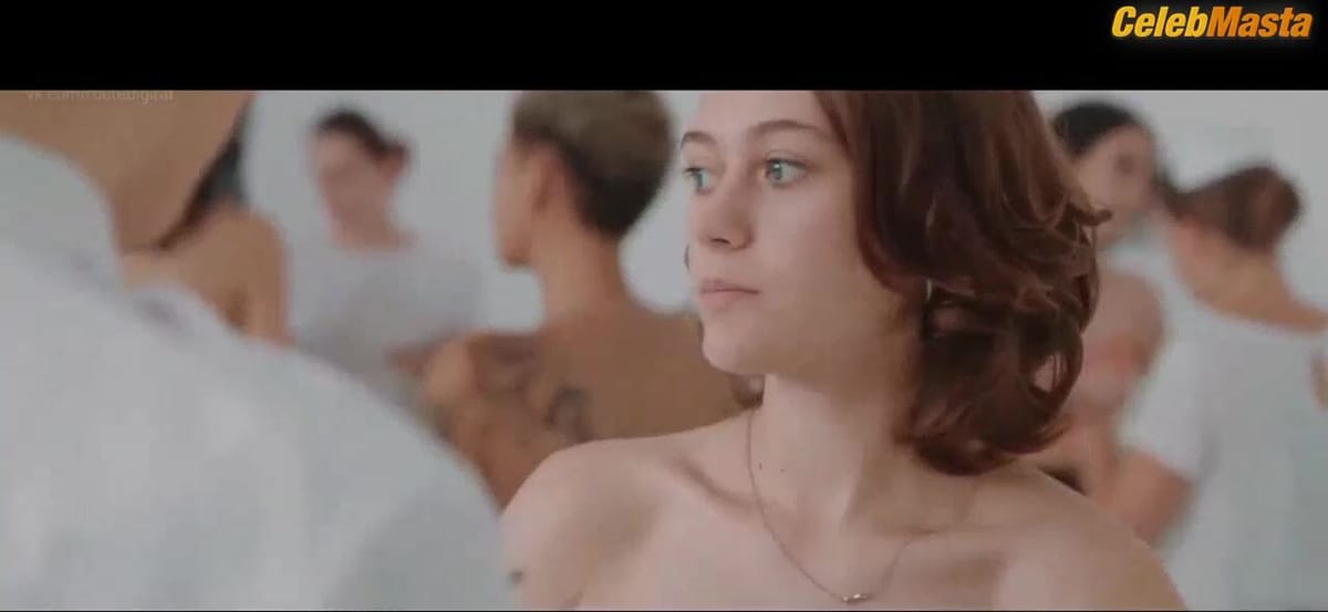Julia Dietze in Smile (2022)