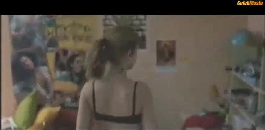 Elodie Navarre nude/sexy scene in Scenes De Crimes