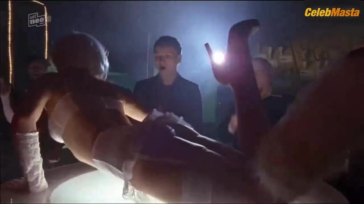 Julia Dietze nude/sexy scene in Stubbe - Von Fall Zu Fall Havanna Dream