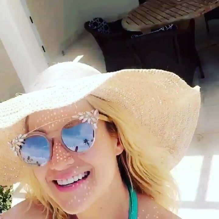 Hot Kellie Pickler Cleavage Photos Surfaced