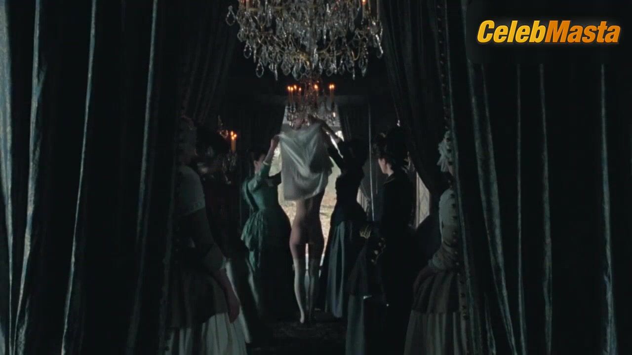 Kirsten Dunst Booty Scene In Marie Antoinette - Photo 2 of 5 photo 4