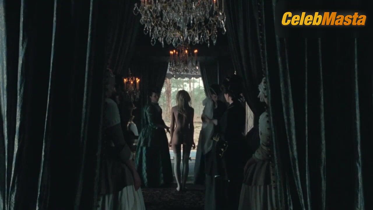 Kirsten Dunst Booty Scene In Marie Antoinette - Photo 2 of 5 photo 5